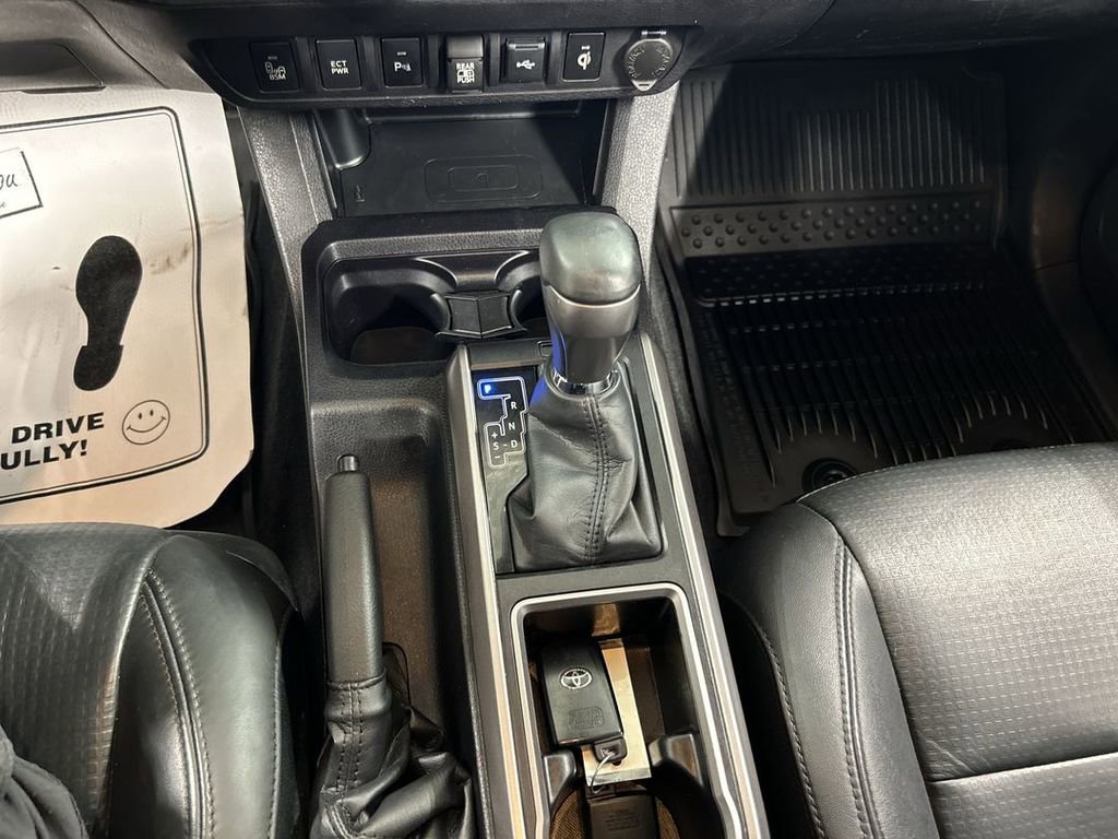 Used 2022 Toyota Tacoma Limited AWD/4WD image 18