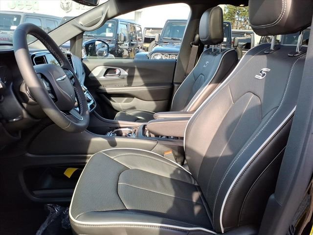 New 2026 Chrysler Pacifica Limited w/ S Appearance Package AWD/4WD image 7