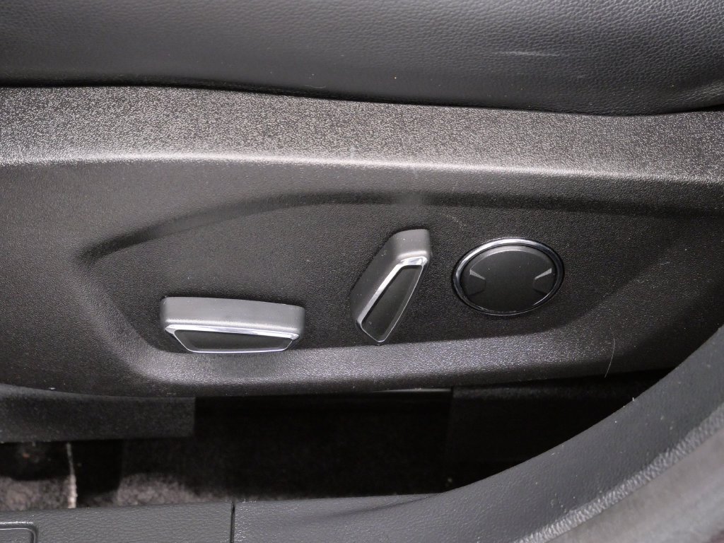 Used 2017 Ford Fusion SE w/ Fusion SE Technology Package FWD image 19