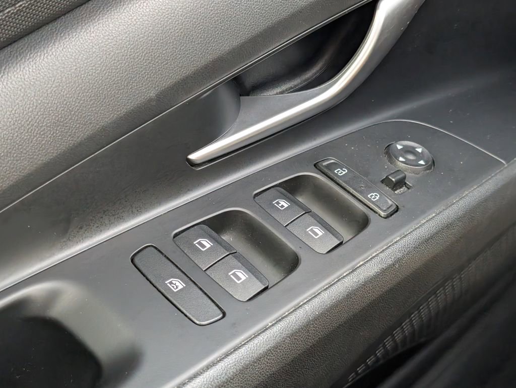 Used 2023 Hyundai Elantra SE image 12