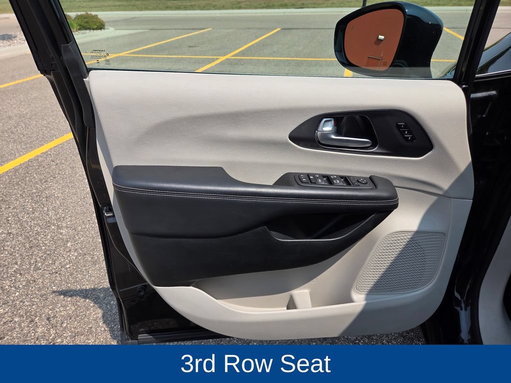 Used 2024 Chrysler Pacifica Touring-L FWD image 15