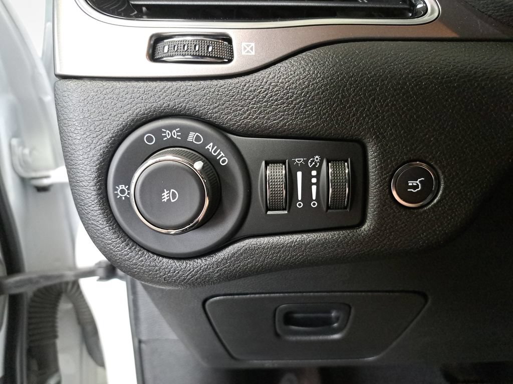Certified 2022 Jeep Cherokee Limited AWD/4WD image 26