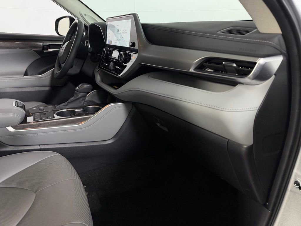 Used 2024 Toyota Highlander Platinum image 32