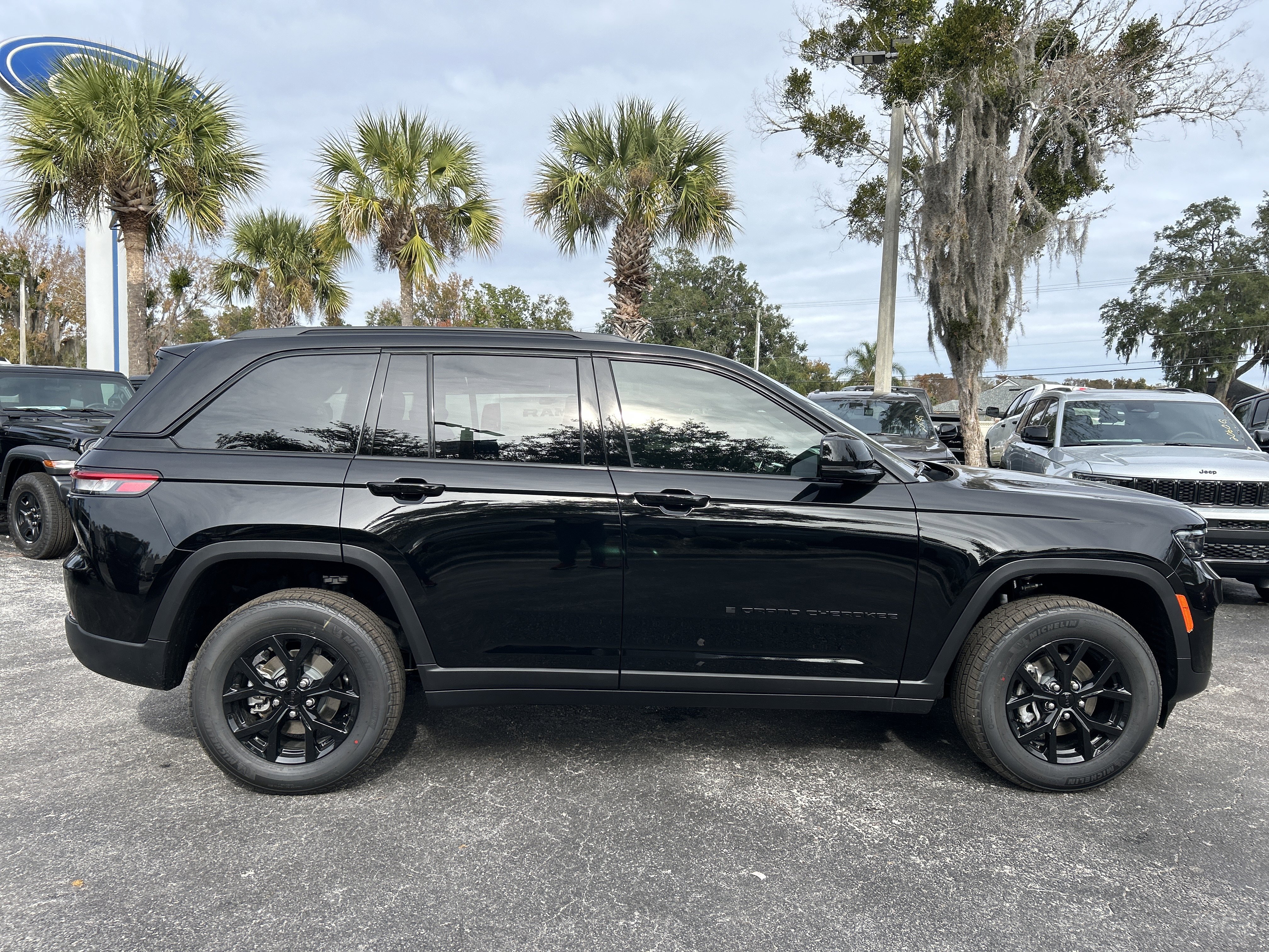 New 2025 Jeep Grand Cherokee Altitude image 10