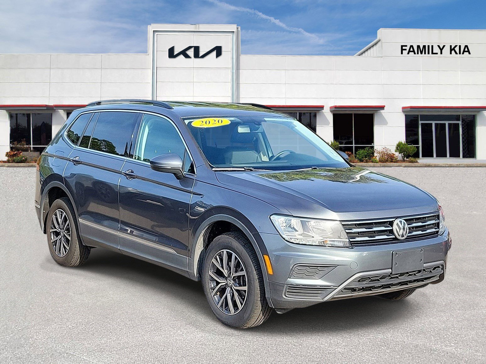 Used 2020 Volkswagen Tiguan SE image 1