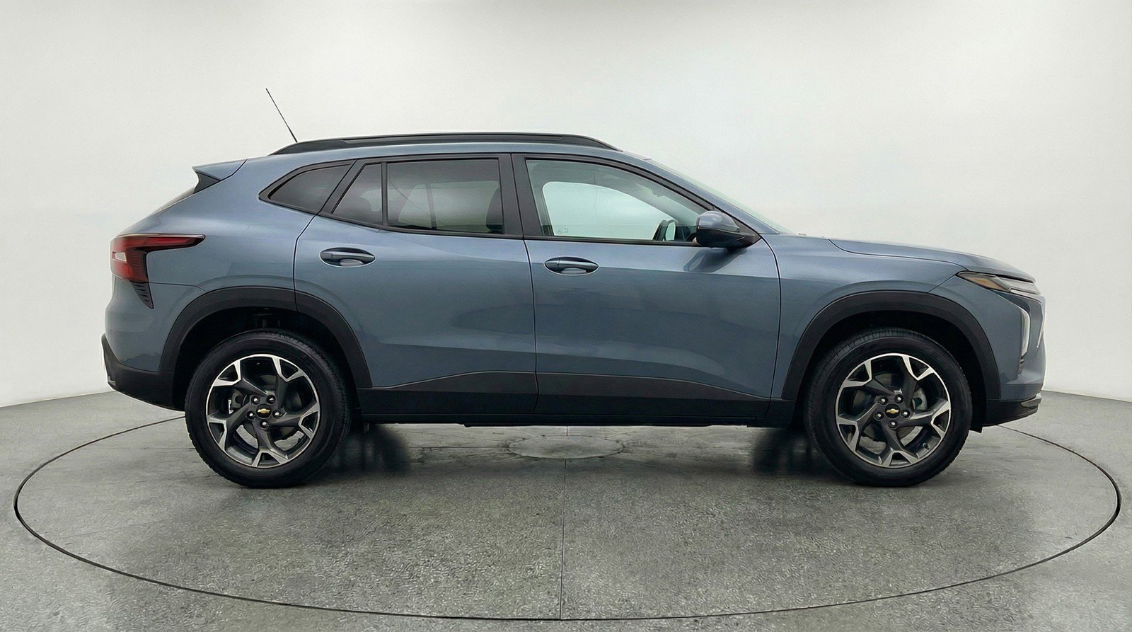 Used 2025 Chevrolet Trax LT FWD image 11