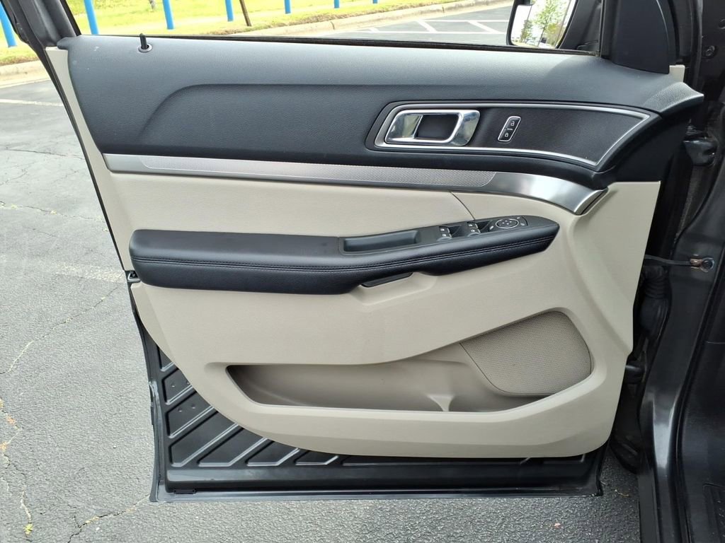Used 2018 Ford Explorer XLT w/ Equipment Group 202A image 10
