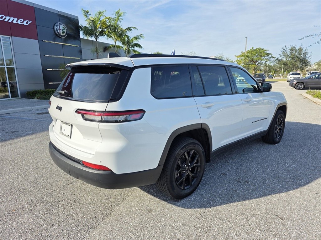 Used 2024 Jeep Grand Cherokee L Laredo image 4