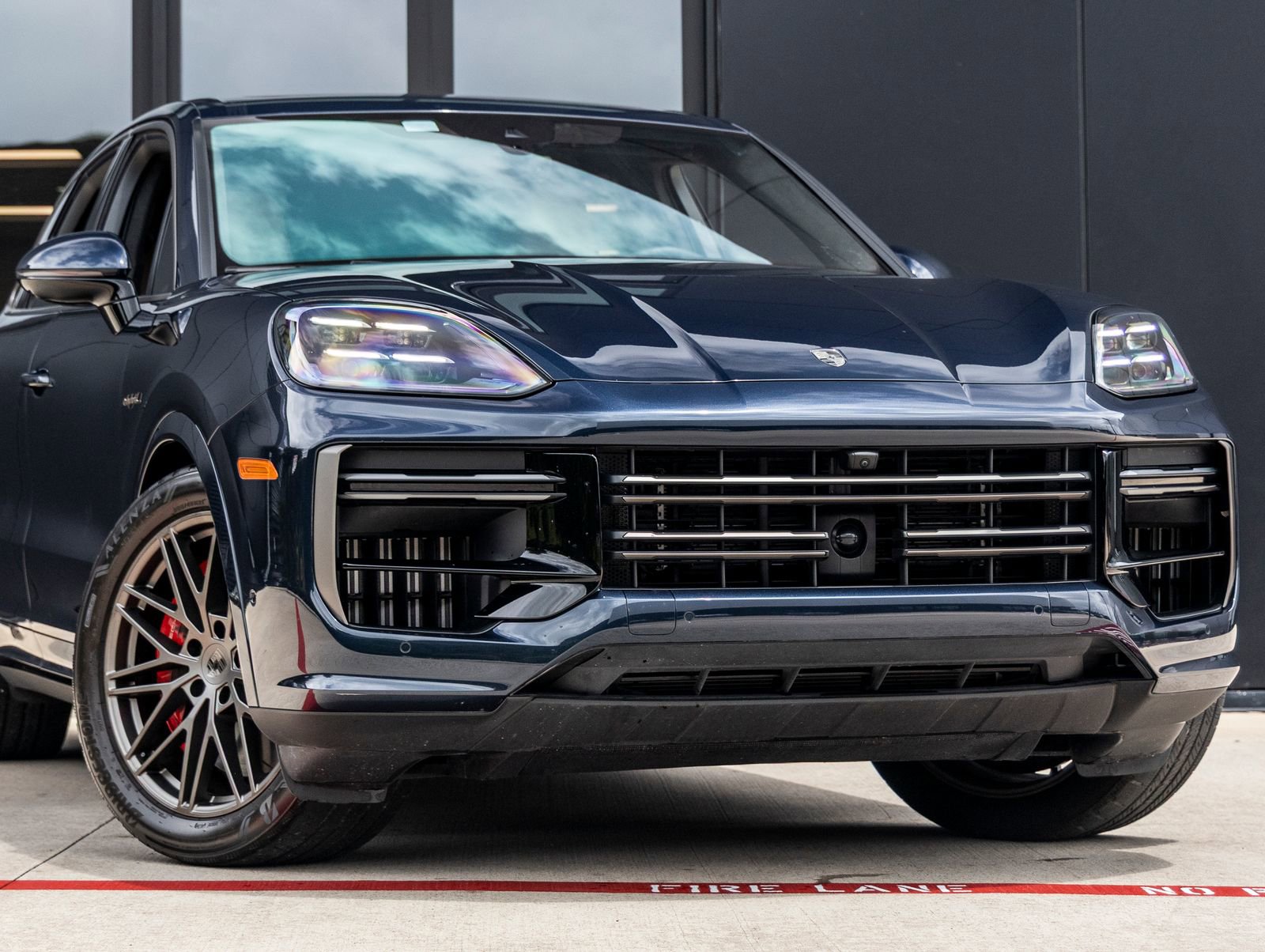 Used 2025 Porsche Cayenne Turbo AWD/4WD image 9