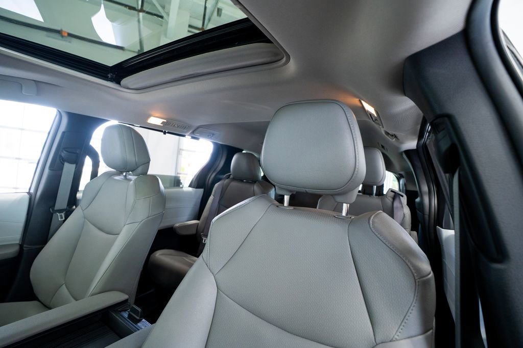 Used 2025 Toyota Sienna XLE image 29