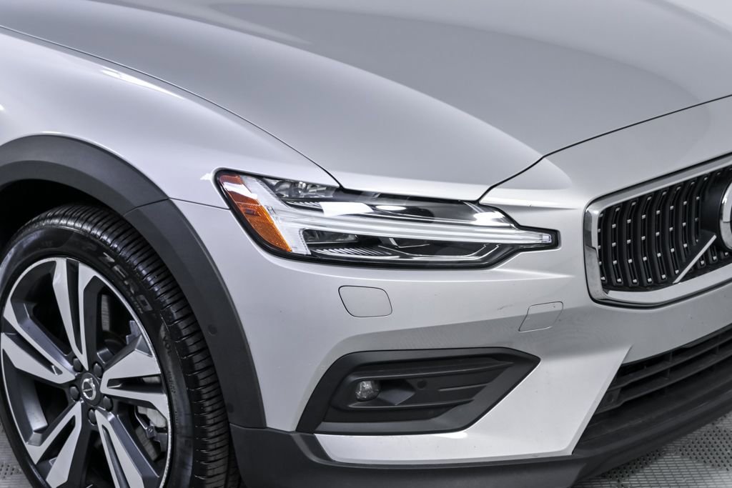 Certified 2025 Volvo V60 B5 Cross Country Plus image 38