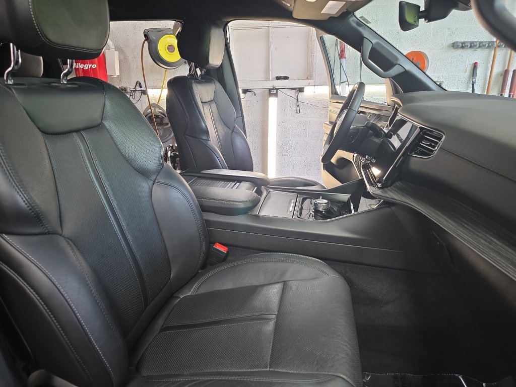Used 2024 Jeep Wagoneer L Series II w/ Flexible Seating Group AWD/4WD image 10