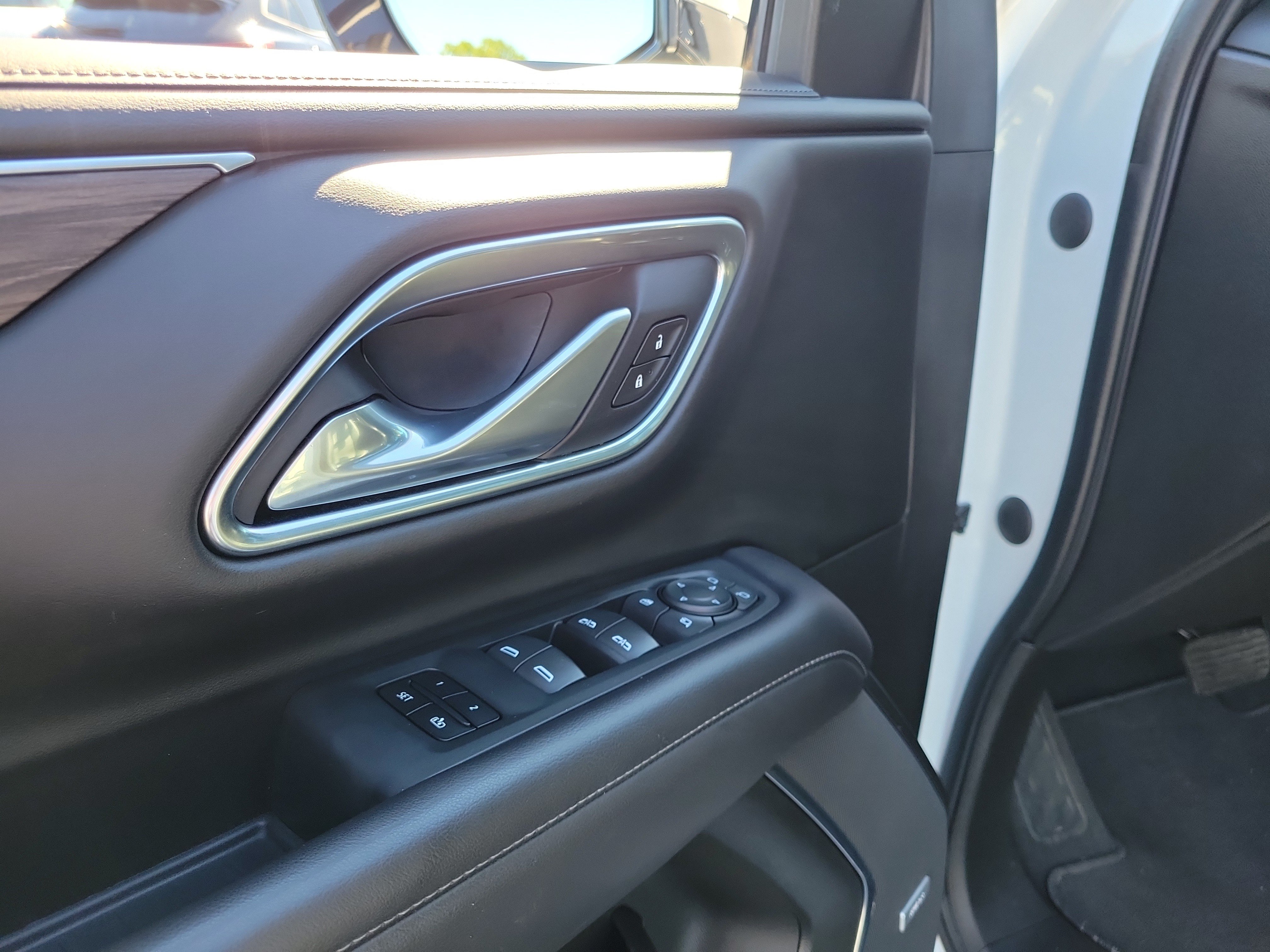 Used 2021 Chevrolet Tahoe Z71 w/ Z71 Off-Road Package AWD/4WD image 18