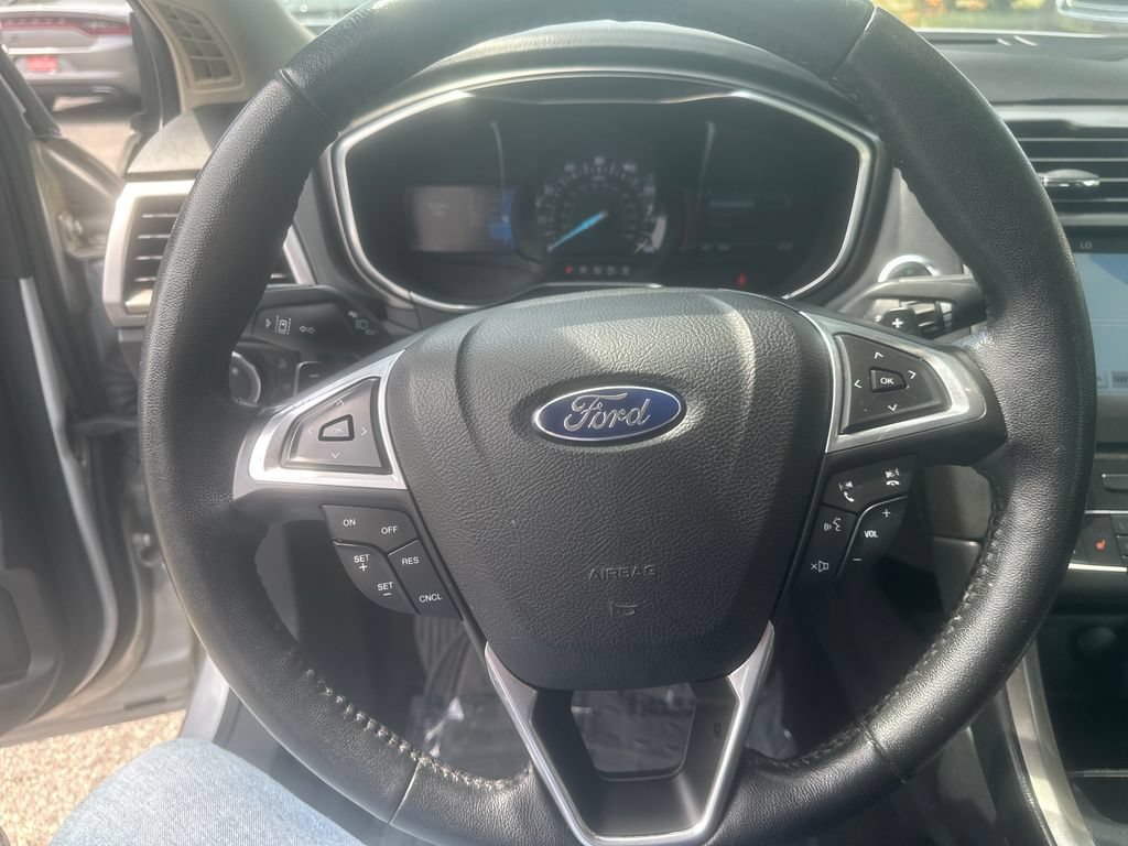 Used 2017 Ford Fusion SE w/ Fusion SE Technology Package FWD image 14