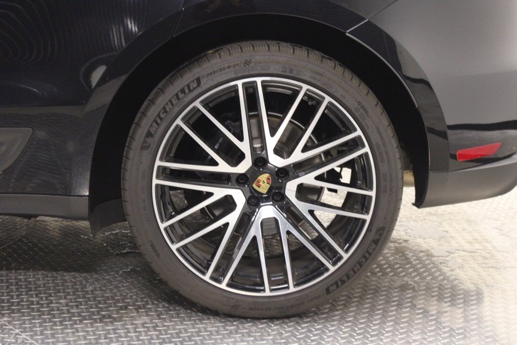 Certified 2025 Porsche Macan image 14