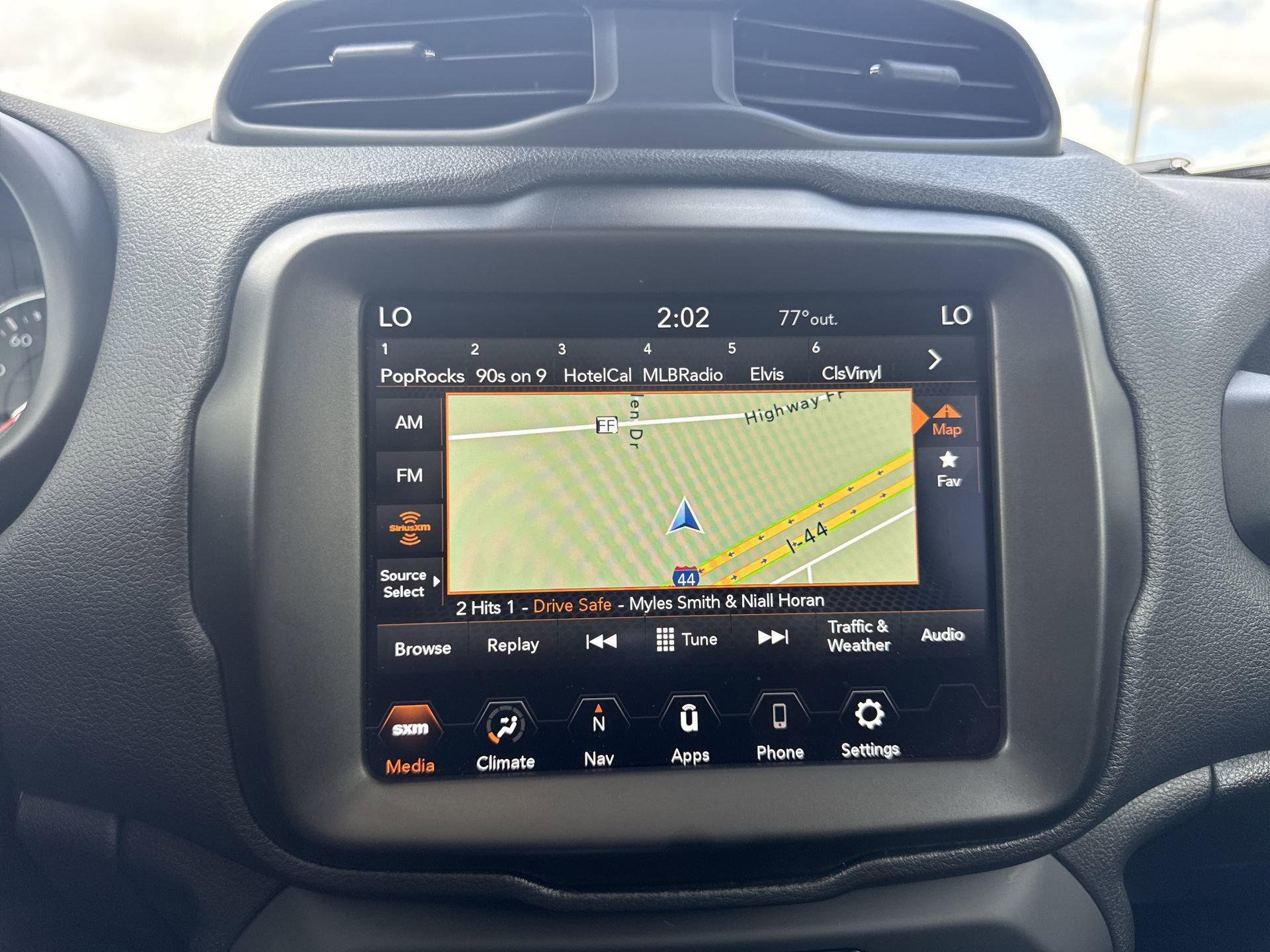 Used 2023 Jeep Renegade Latitude w/ Sun/Sound Group AWD/4WD image 18