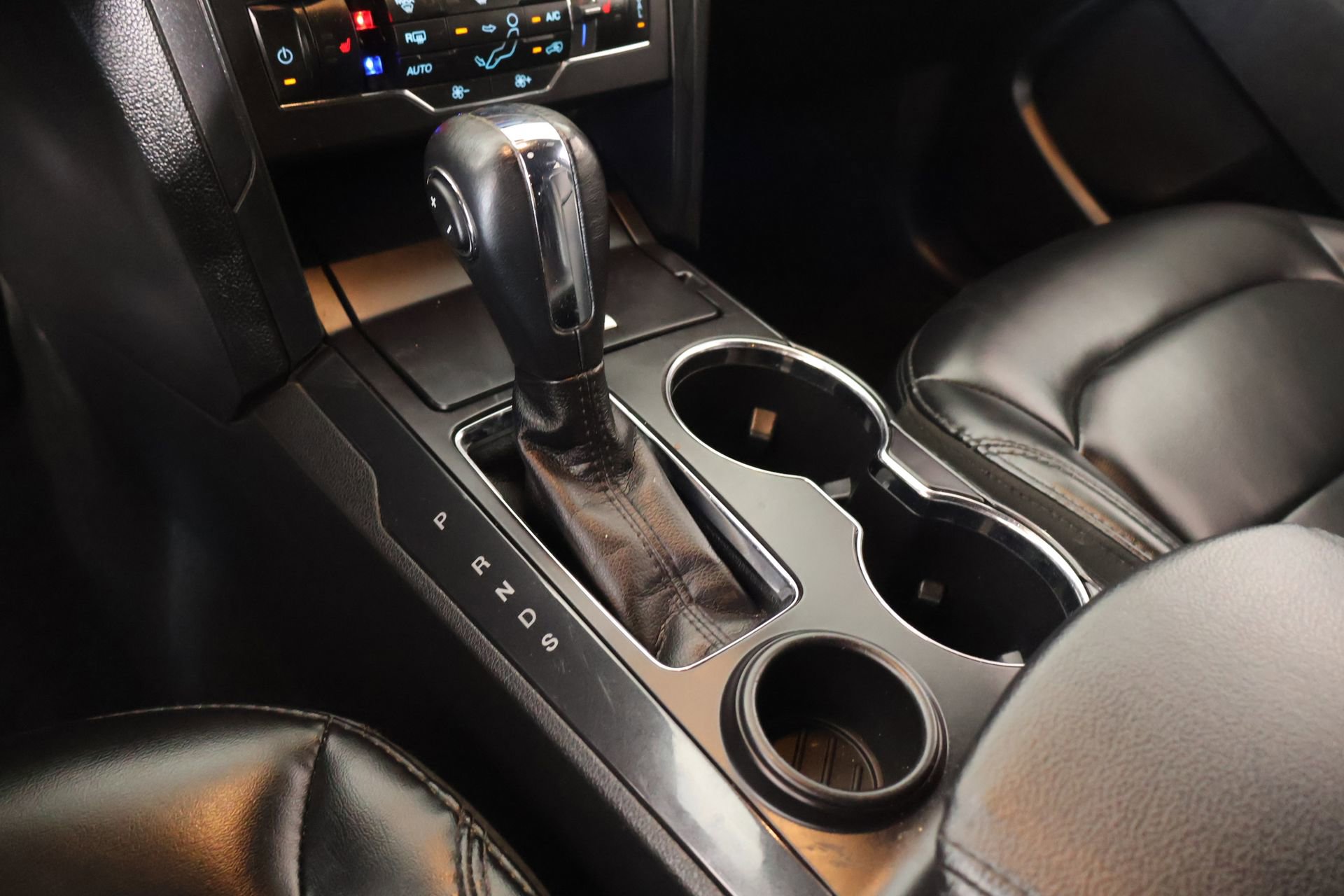 Used 2019 Ford Explorer XLT w/ Equipment Group 202A FWD image 8