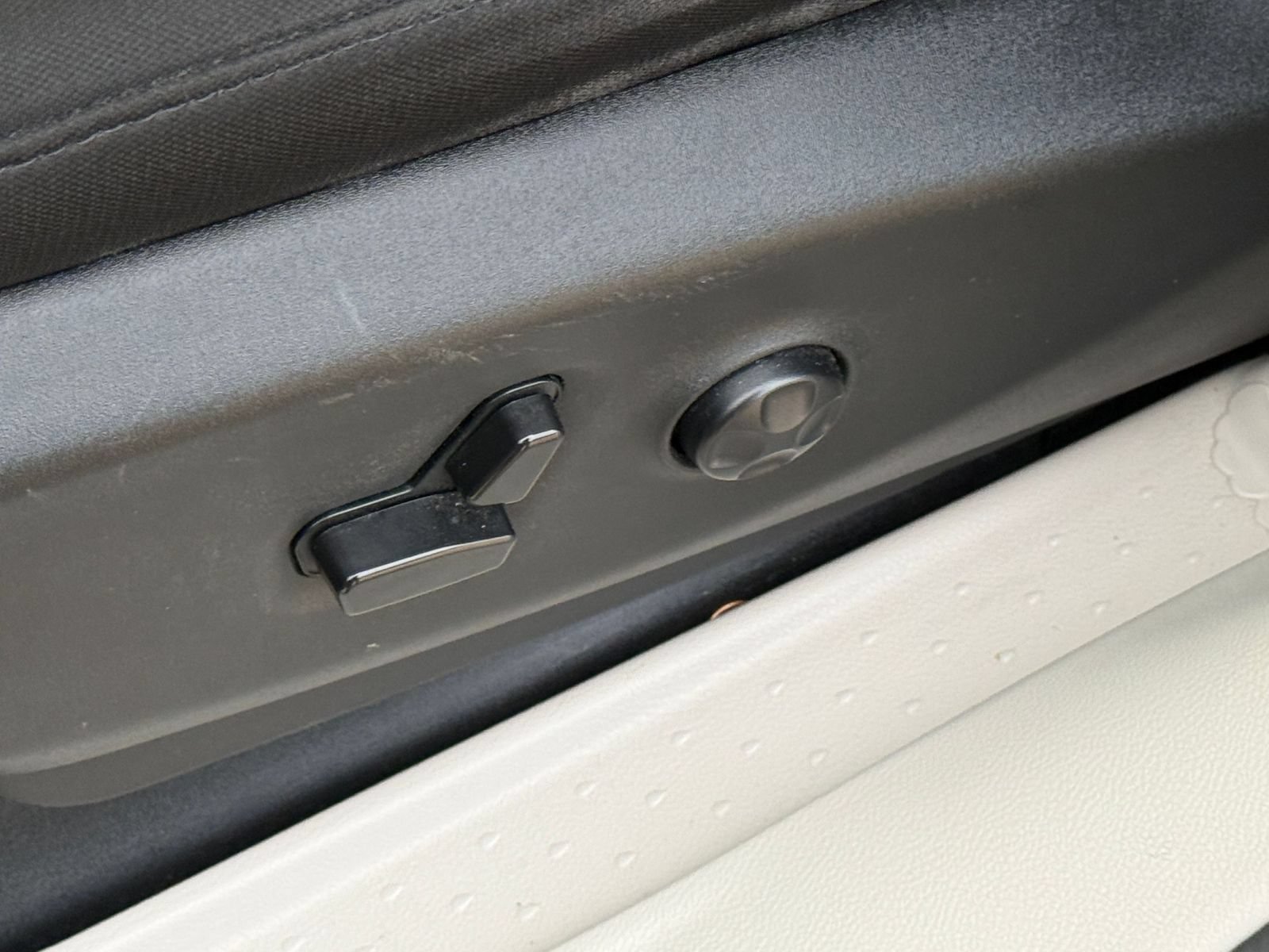 Used 2023 Chrysler Voyager LX FWD image 21
