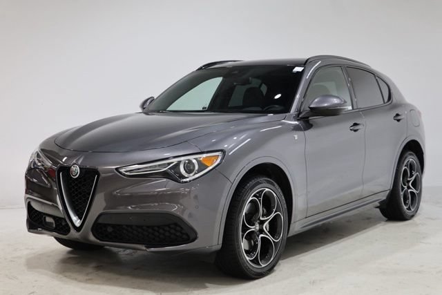 Used 2023 Alfa Romeo Stelvio Ti AWD/4WD image 3