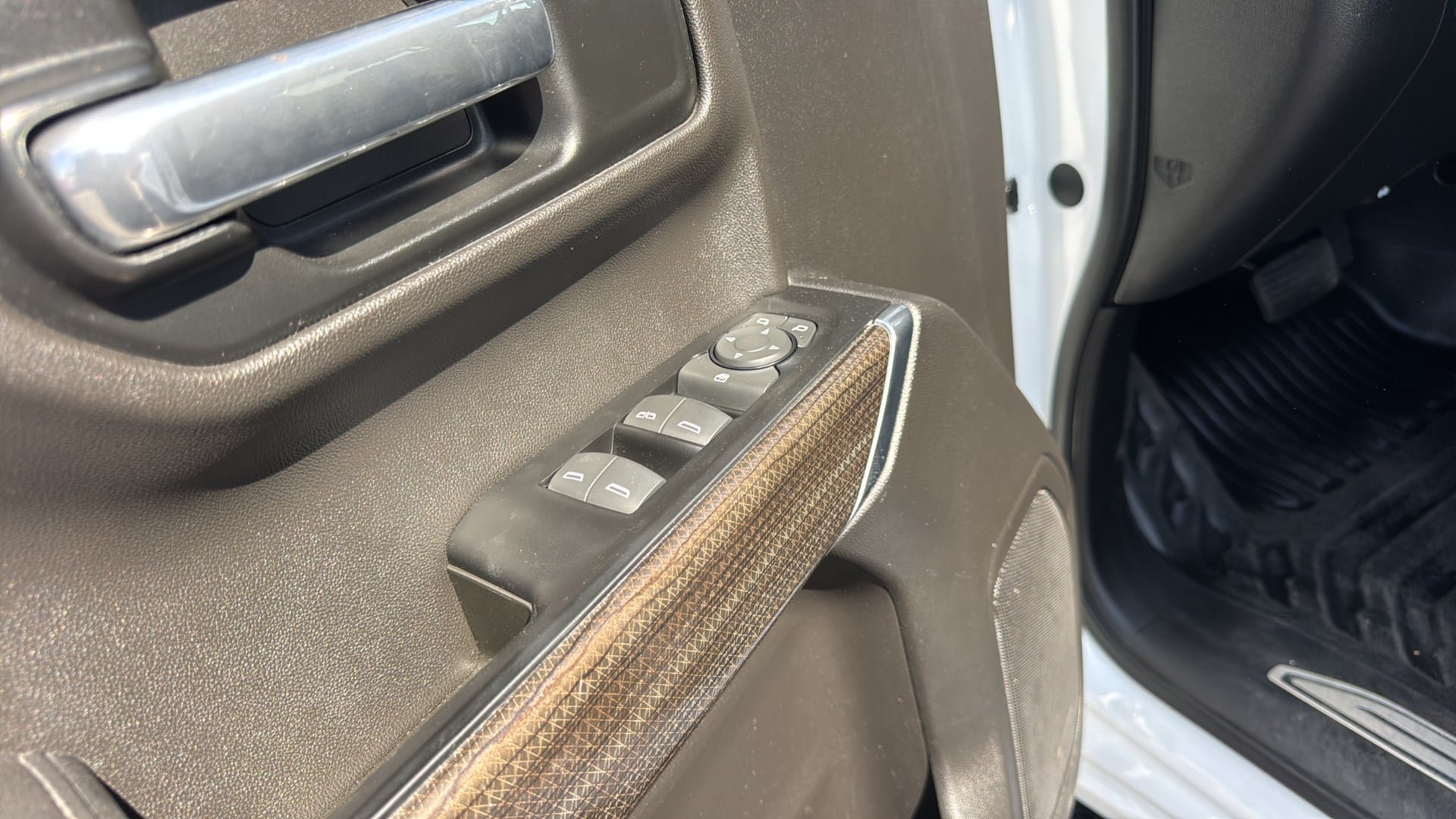 Used 2019 Chevrolet Silverado 1500 LT w/ Convenience Package AWD/4WD image 19