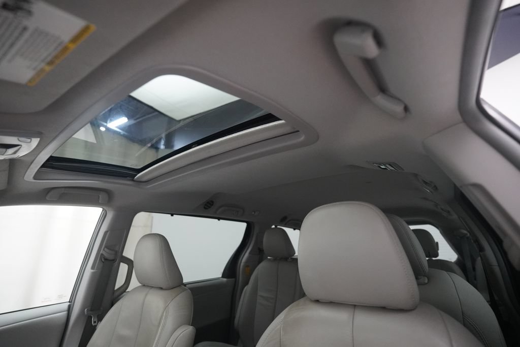 Used 2014 Toyota Sienna XLE FWD image 31