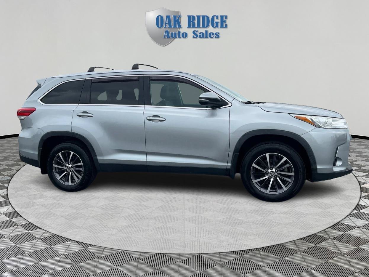 Used 2019 Toyota Highlander XLE AWD/4WD image 4