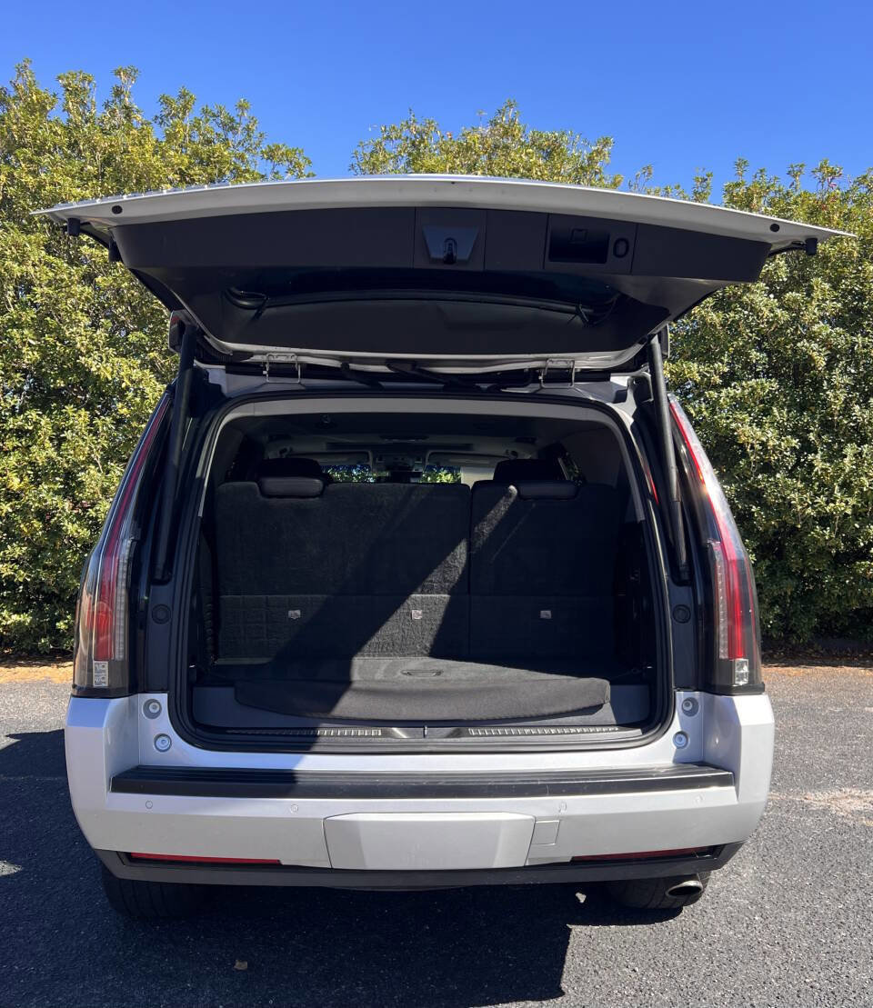 Used 2019 Cadillac Escalade Luxury image 7