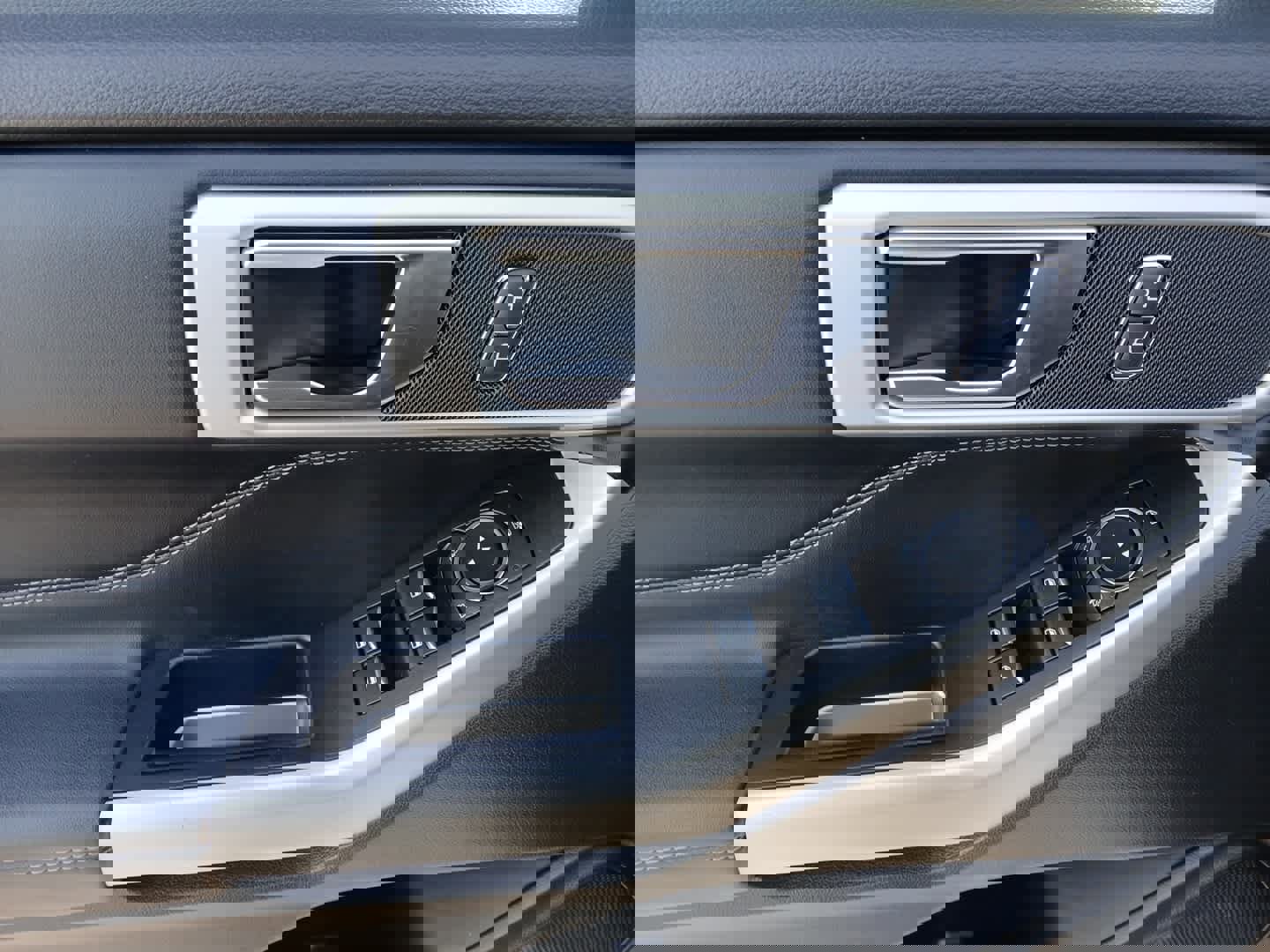 Used 2020 Ford Explorer XLT w/ Equipment Group 202A image 16