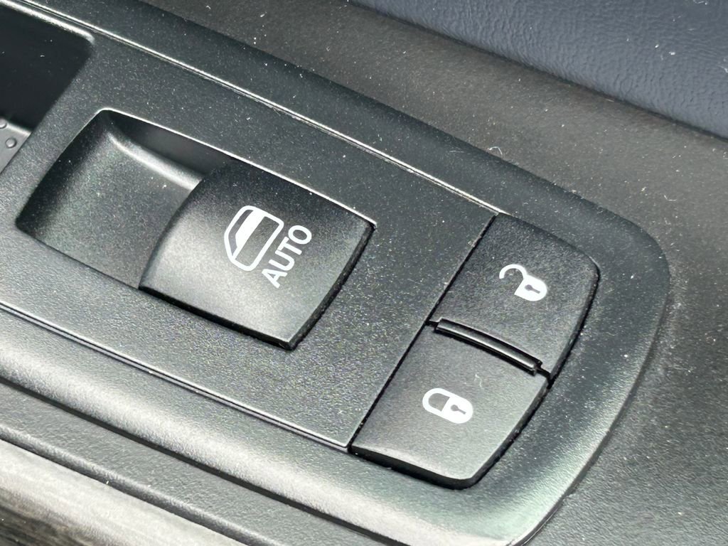 Used 2014 Jeep Cherokee Limited w/ Technology Group FWD image 38