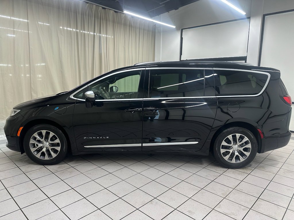 Used 2025 Chrysler Pacifica Pinnacle image 10