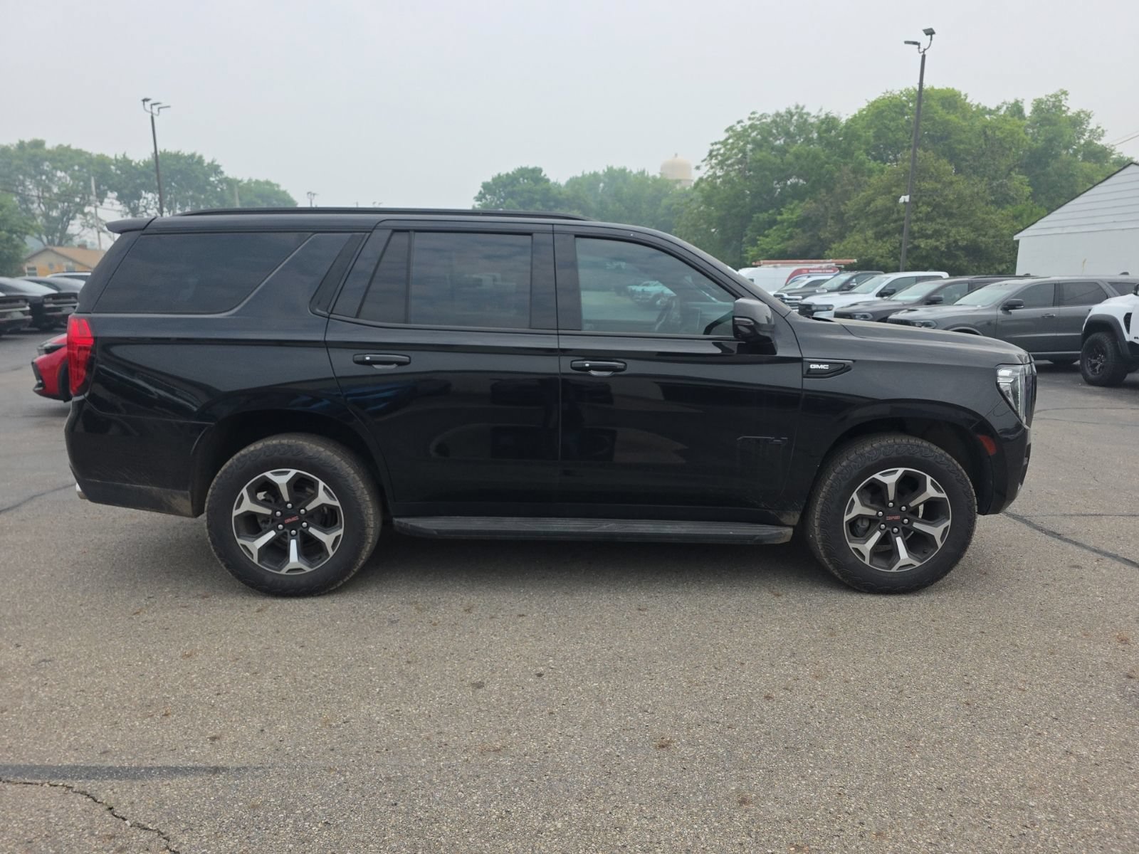 Used 2024 GMC Yukon AT4 w/ Technology Package AWD/4WD image 4