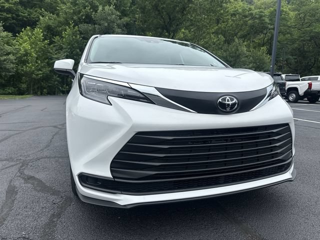 New 2026 Toyota Sienna LE AWD/4WD image 11