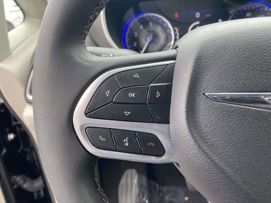 Used 2024 Chrysler Pacifica Touring-L image 19