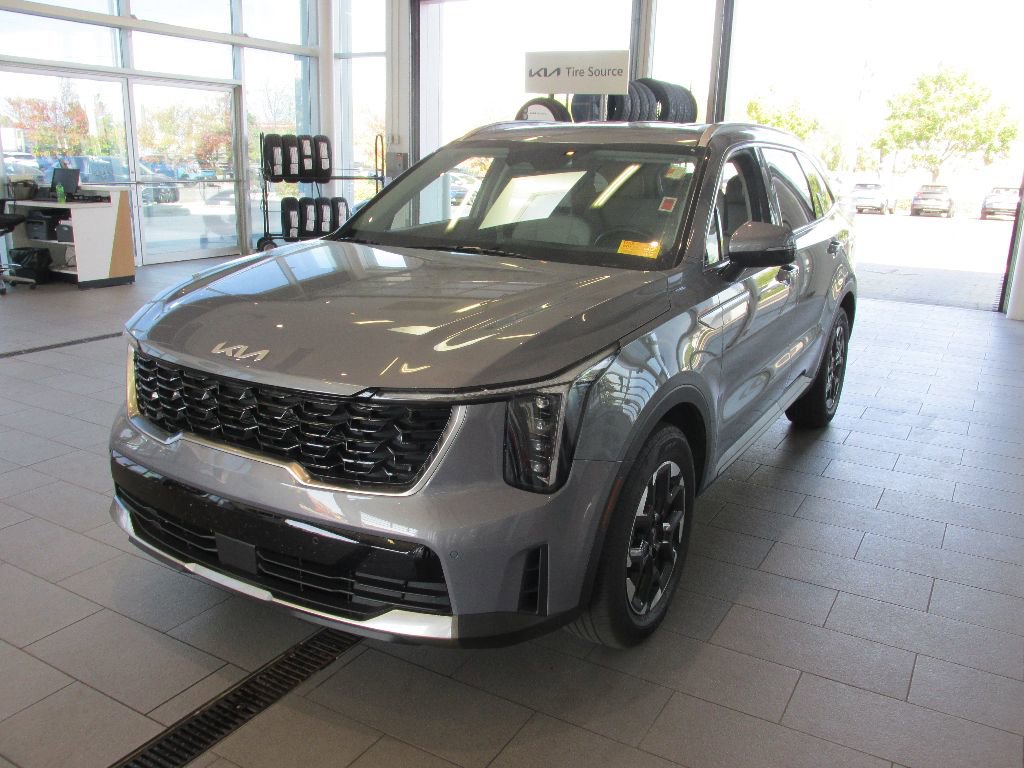 Used 2025 Kia Sorento S image 3