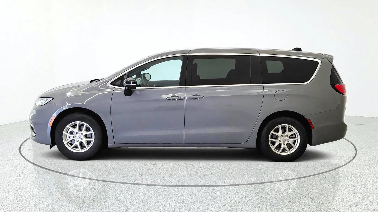 Used 2025 Chrysler Pacifica Select FWD image 5