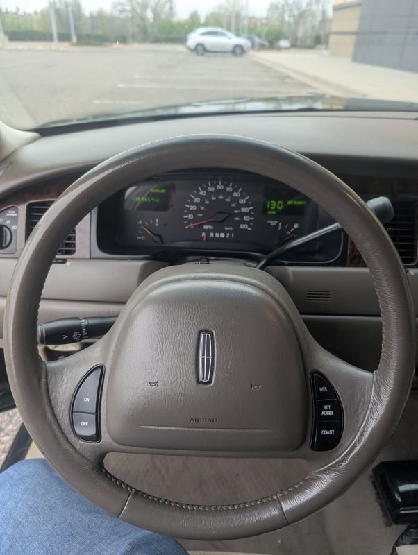 Used 1999 Lincoln Town Car Executive image 16