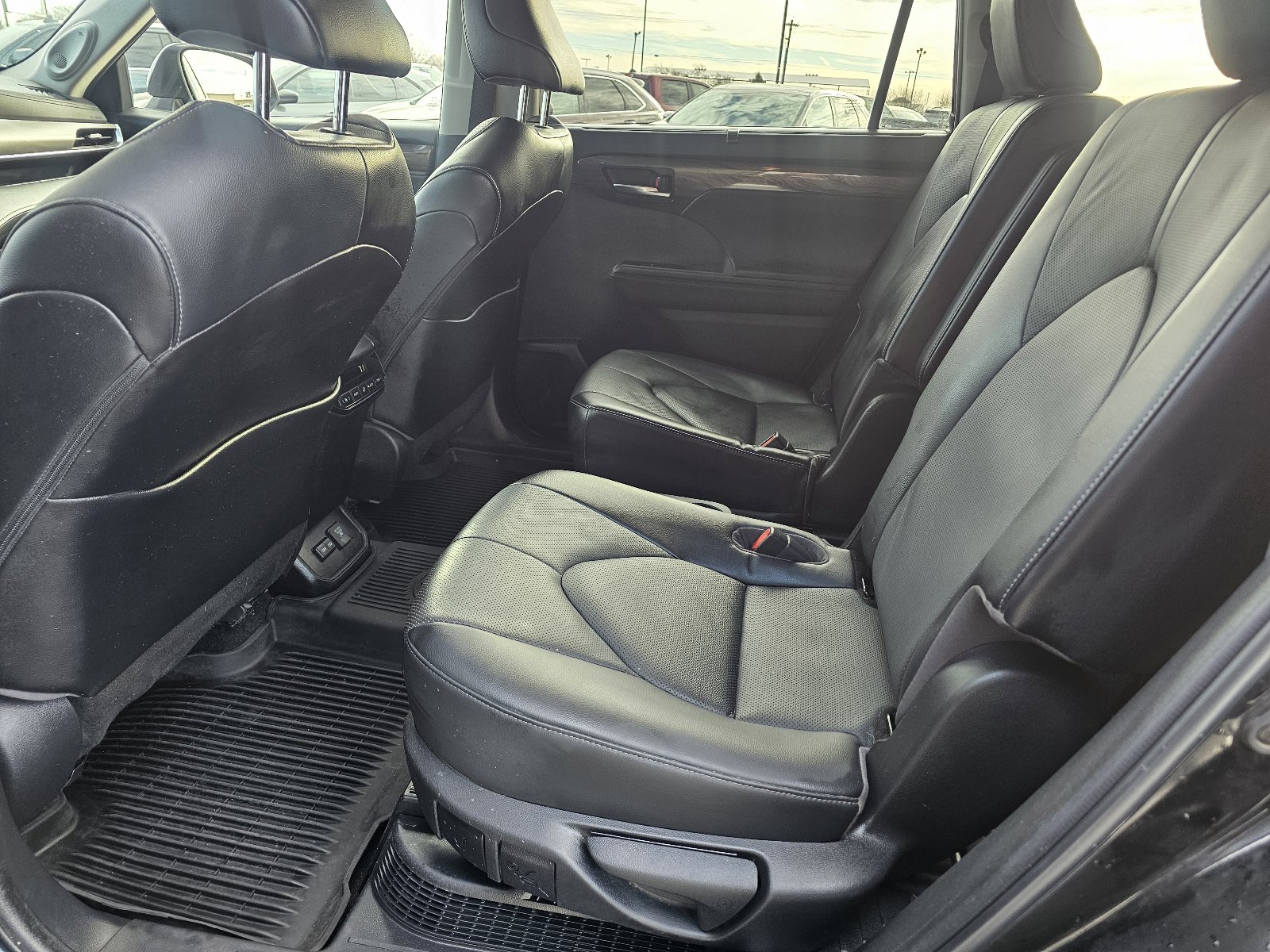 Used 2023 Toyota Highlander Limited image 14