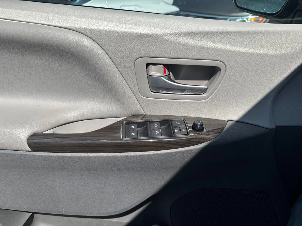 Used 2015 Toyota Sienna XLE Premium FWD image 23