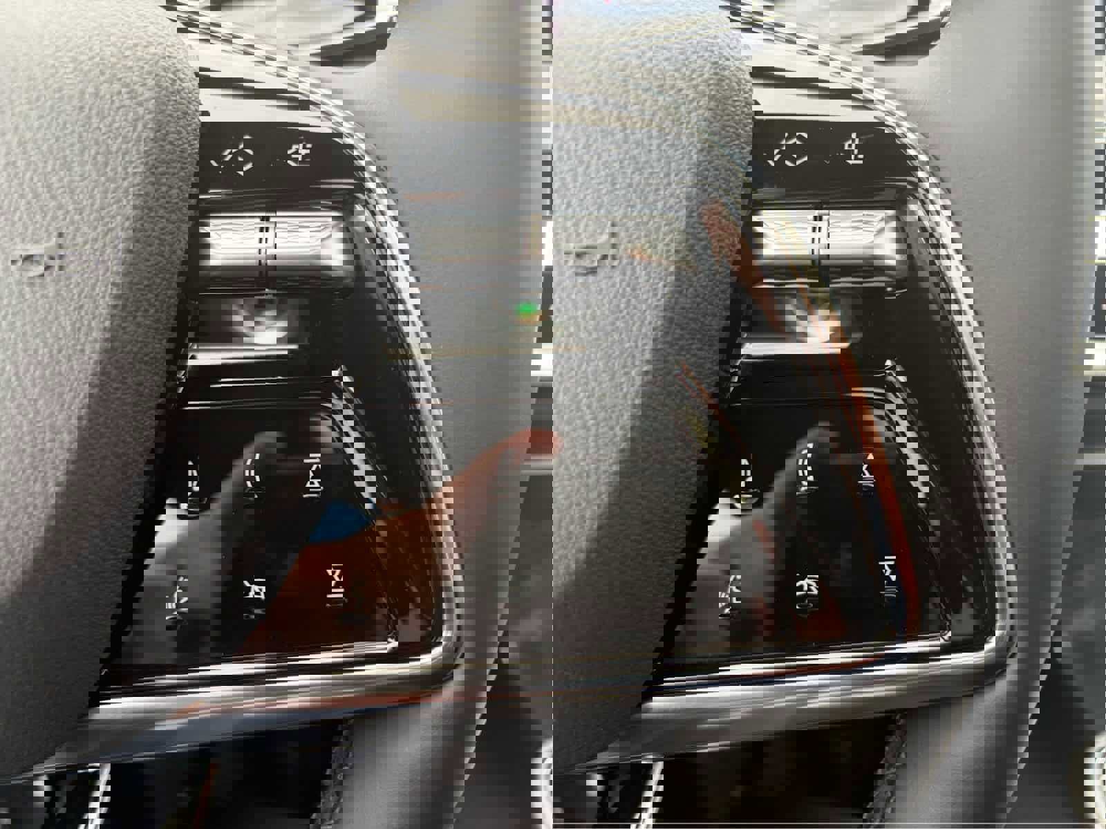 Used 2025 Cadillac Lyriq Luxury w/ LPO, Floor Liner Package AWD/4WD image 15