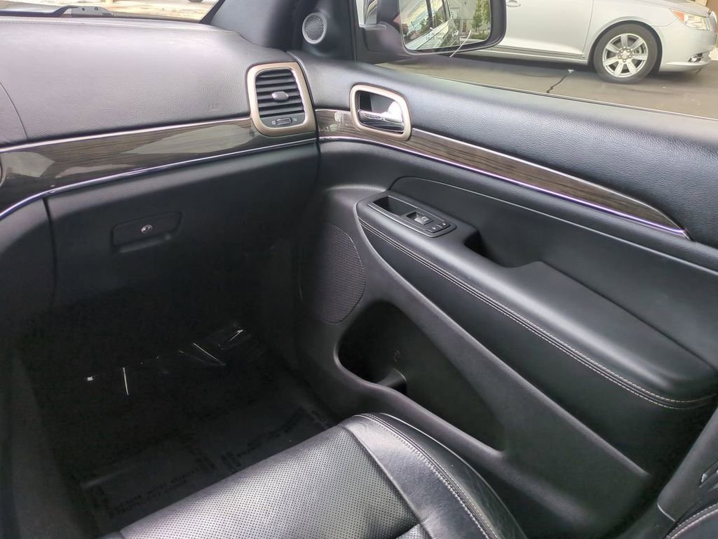 Used 2017 Jeep Grand Cherokee Overland w/ Jeep Active Safety Group image 16