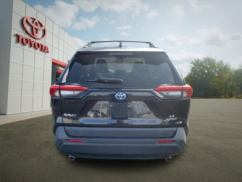 Used 2022 Toyota RAV4 LE AWD/4WD image 4