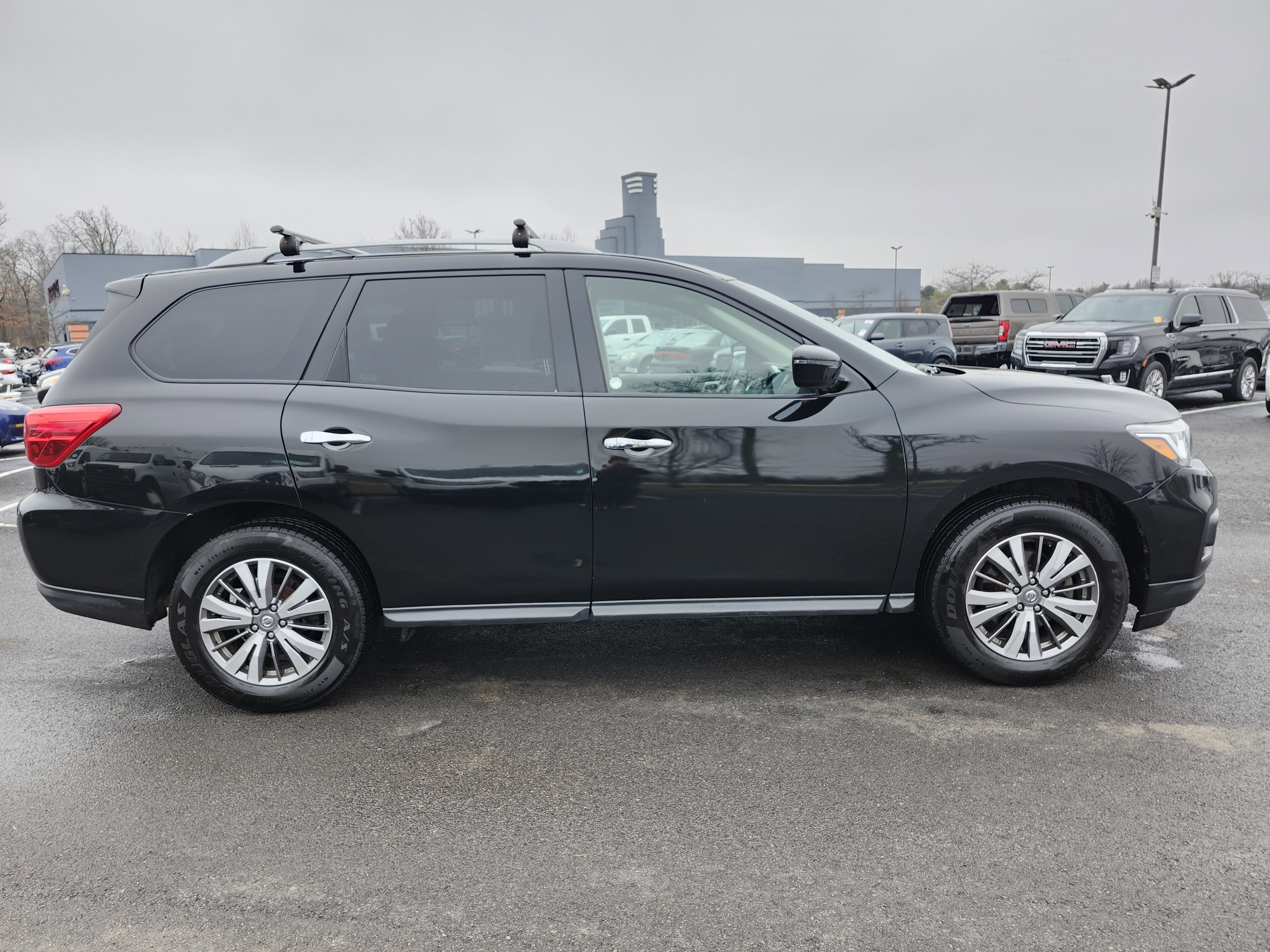 Used 2020 Nissan Pathfinder SV image 11
