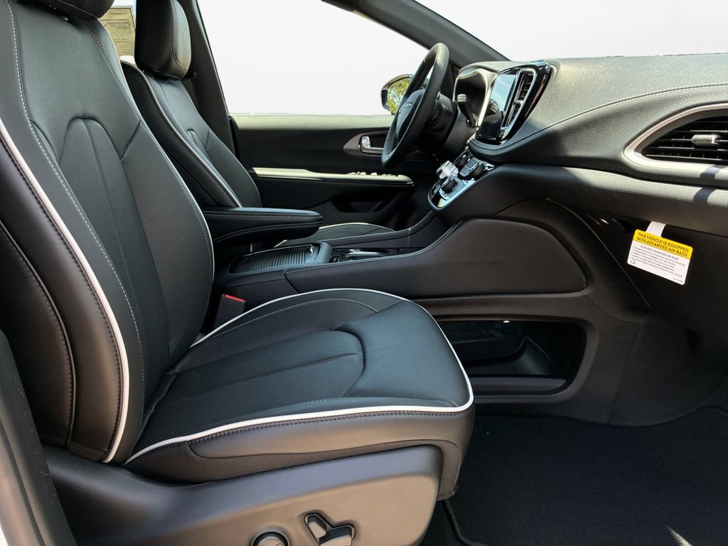 New 2027 Chrysler Pacifica Limited FWD image 24