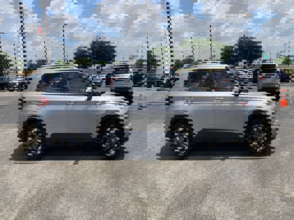 Used 2025 Hyundai Venue SEL image 3