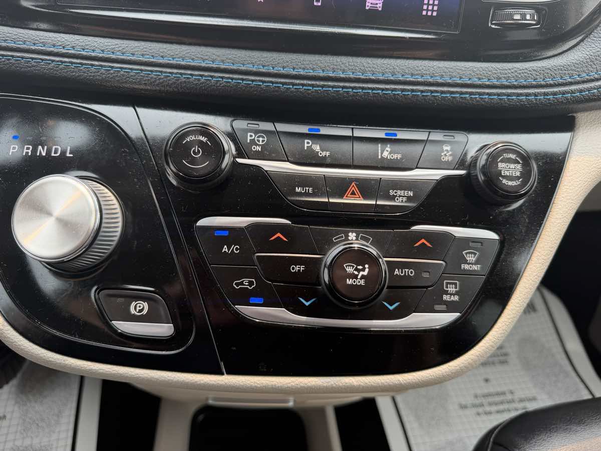 Used 2021 Chrysler Pacifica Touring-L FWD image 34