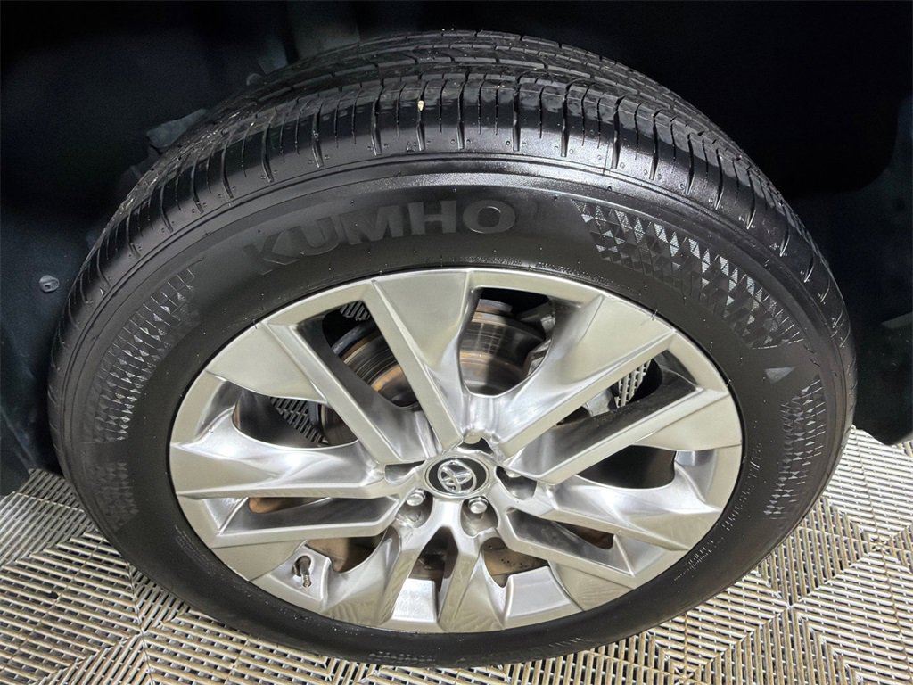 Used 2020 Toyota RAV4 XLE Premium image 21