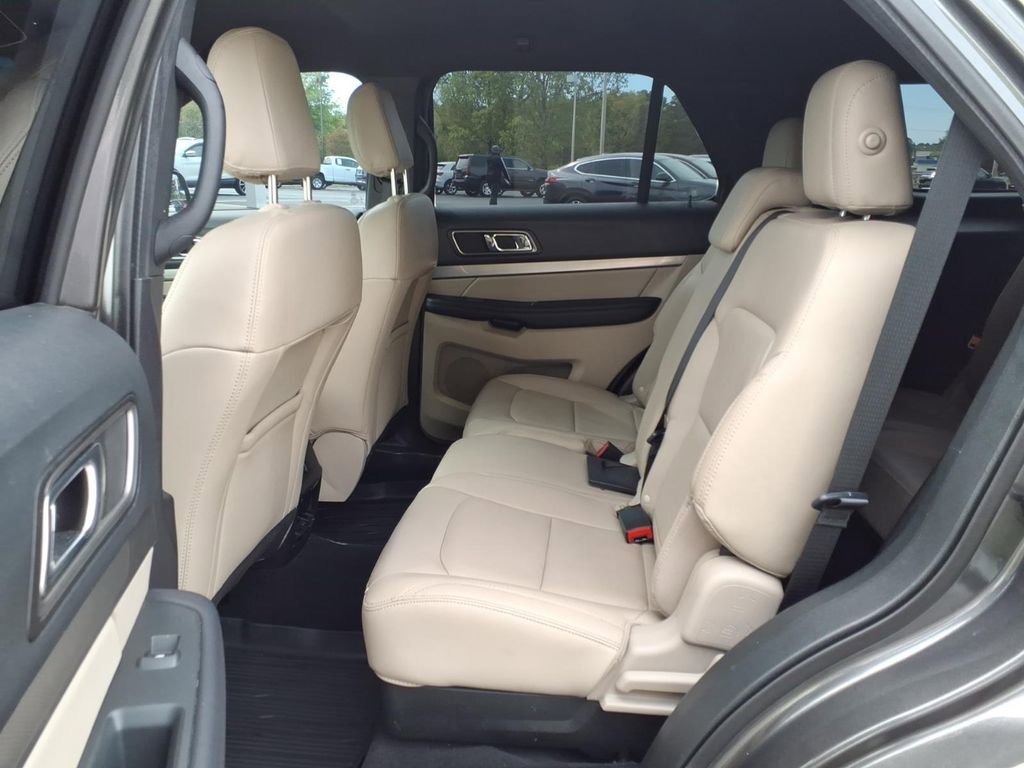 Used 2018 Ford Explorer XLT w/ Equipment Group 202A image 6