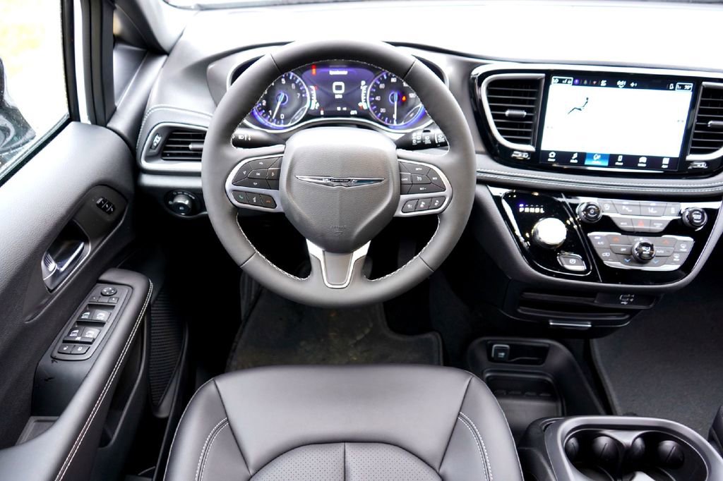 New 2026 Chrysler Pacifica Select image 21
