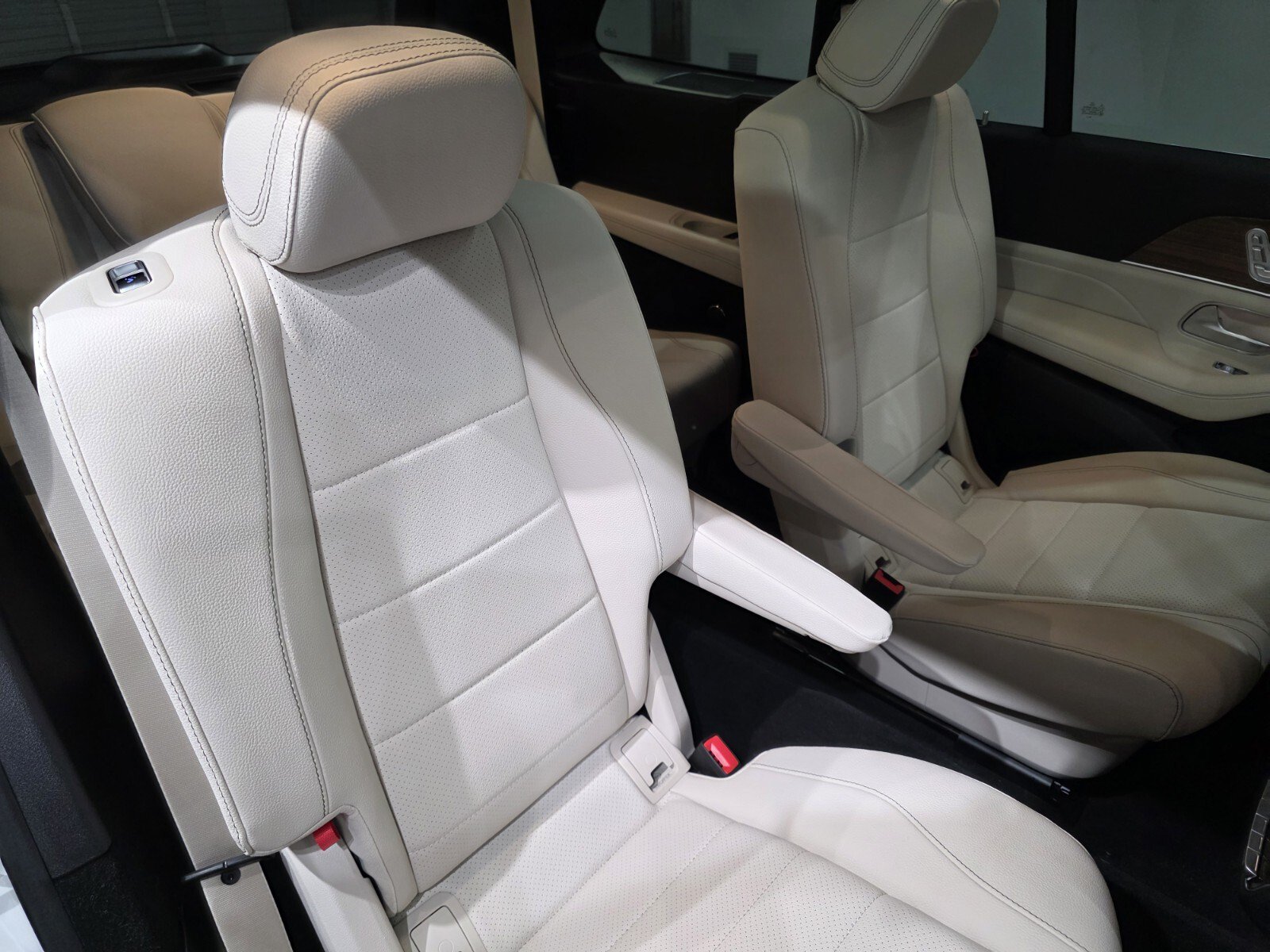 Used 2025 Mercedes-Benz GLS 450 4MATIC image 25