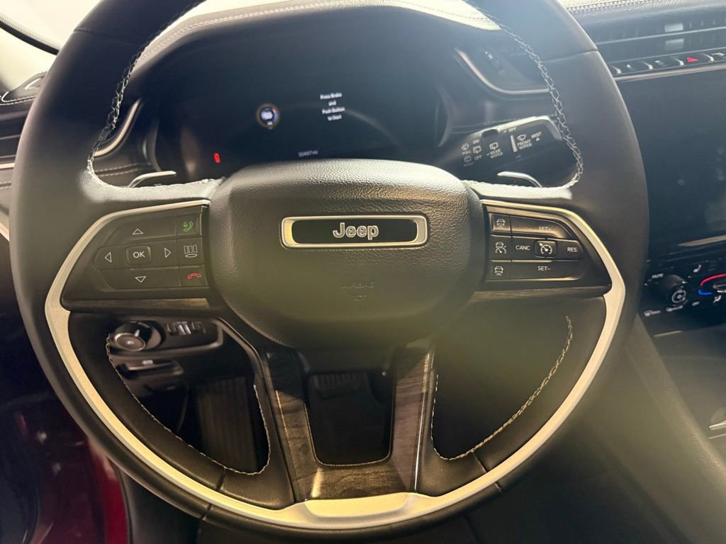 Used 2023 Jeep Grand Cherokee Limited w/ Black Appearance Package image 18